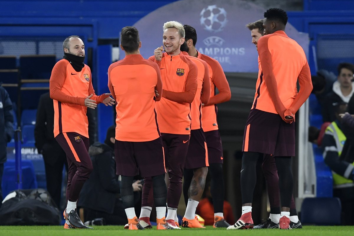 Ándres Iniesta junto a Ivan Rakitic y otros compañeros del Barcelona durante el entrenamiento en el estadio Stamford Bridge. (Foto Prensa Libre: EFE)