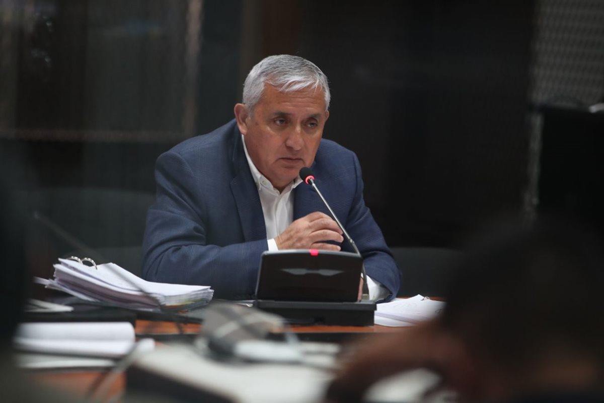 Otto Pérez Molina se dirige al juez Miguel Ángel Gálvez, quien tiene a su cargo los casos de corrupción en los que el expresidente es señalado. (Foto Prensa Libre: Paulo Raquec)