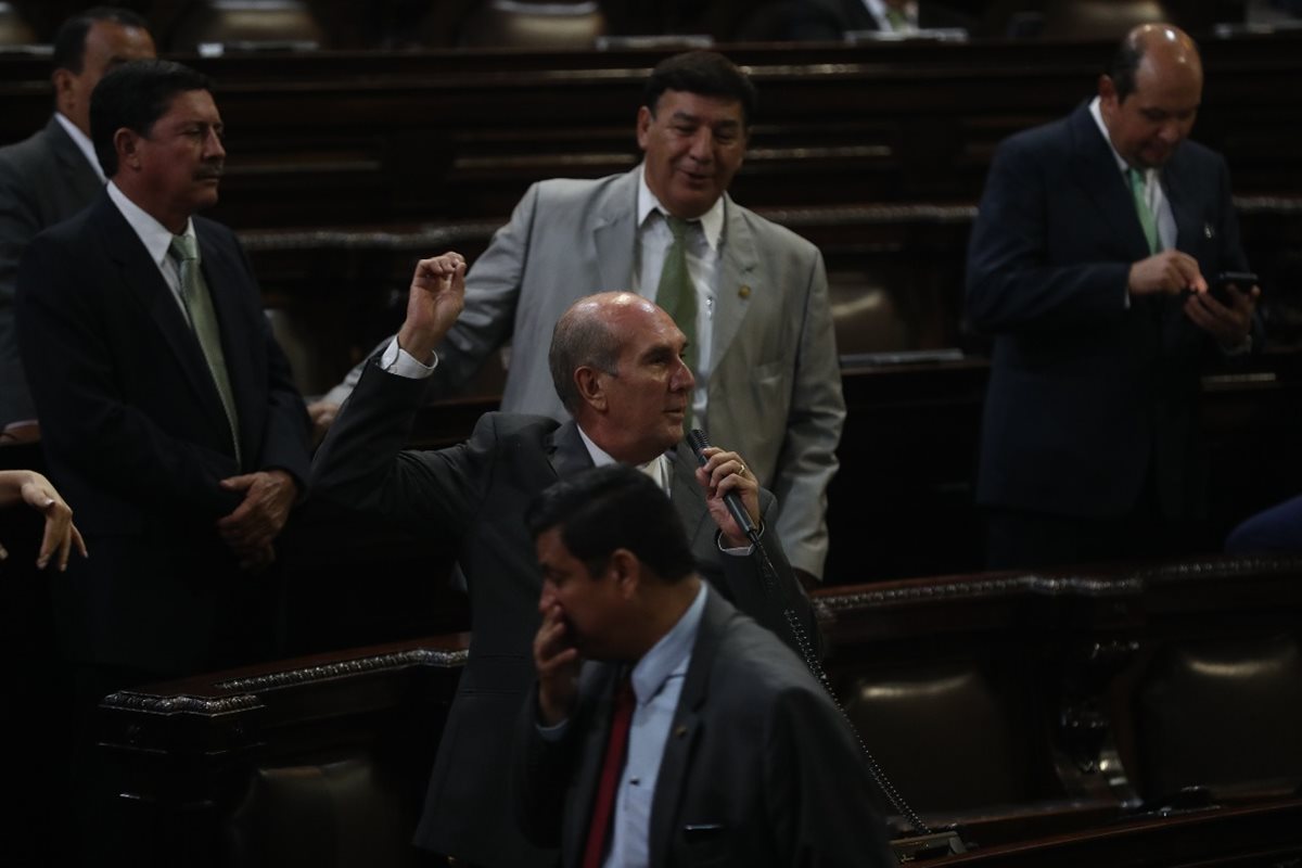 El diputado Mario Taracena solicitó un compromiso real a todos los legisladores para trabajar unidos en pro del deporte. (Foto Prensa Libre: Edwin Fajardo)