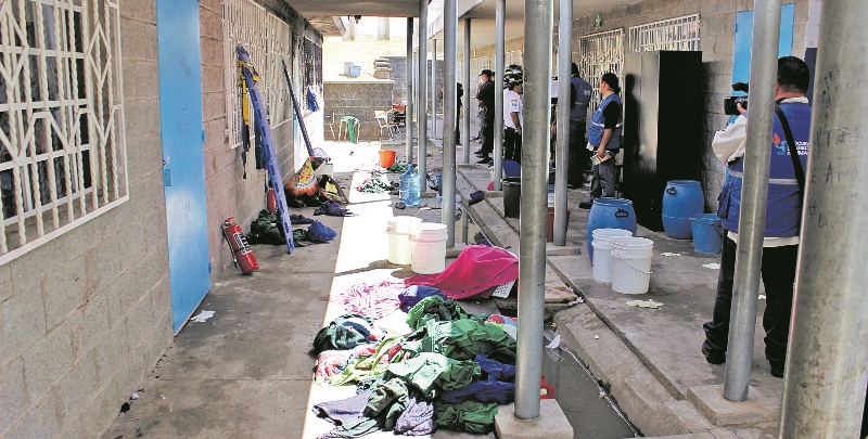 Interior del Hogar Seguro donde un incendio causó la muerte de las adolescentes que fueron encerradas en una de las aulas. (Foto Prensa Libre: Hemeroteca PL)