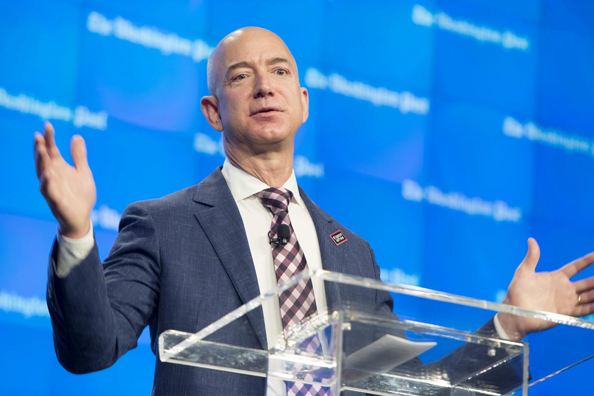 Jeff Bezos,El fundador de Amazon debutó este martes en la lista anual de las personas más ricas del mundo divulgada por la revista Forbes.(Foto Prensa Libre:EFE).