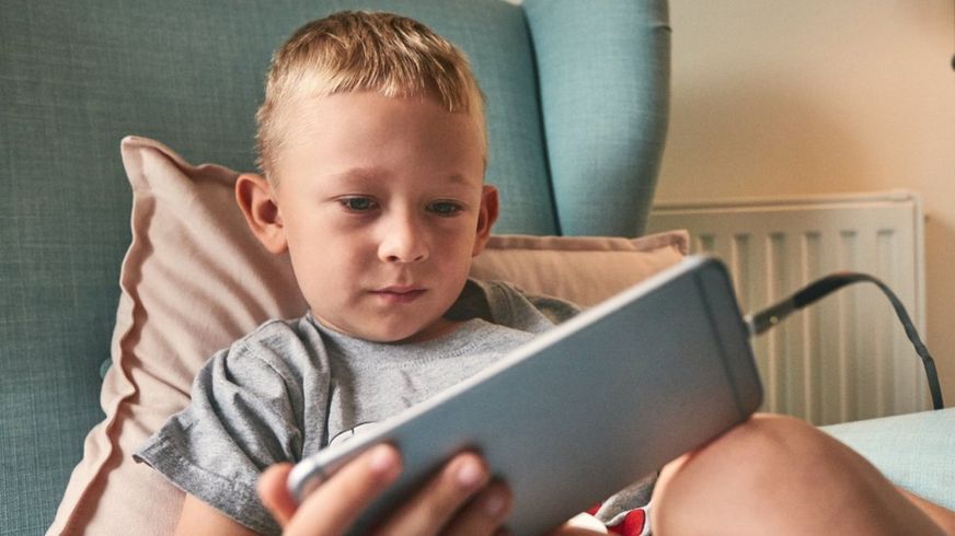 Las pantallas se han convertido en un elemento constante en la vida de adultos y niños. ¿A qué años deberían tener su propio celular? (Foto Prensa Libre:Getty Images).
