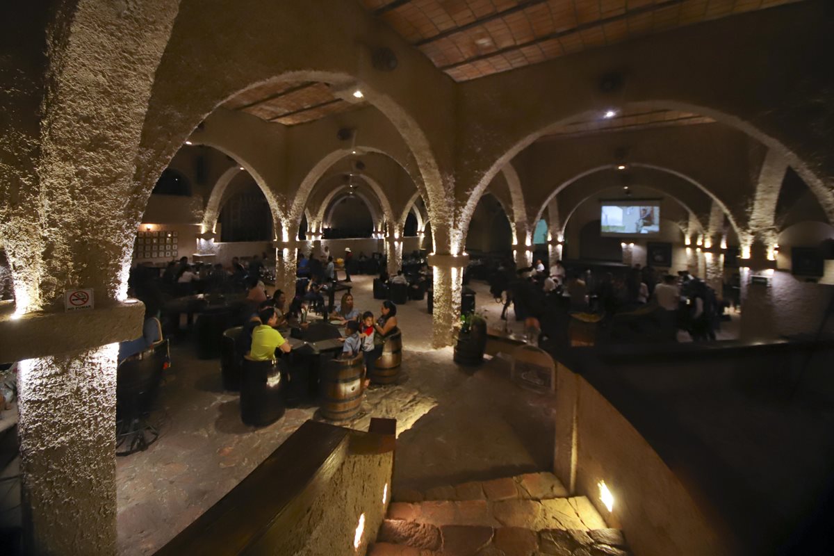 El hotel recibe a sus clientes en habitaciones redondas en forma de barricas y los invita a sentir "la alquimia" de los olores que emanan del proceso de destilación. (Foto Prensa Libre: EFE)