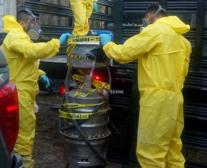 Agentes antinarcóticos decomisan los toneles y canecas incautados. (Foto Prensa Libre: PNC)
