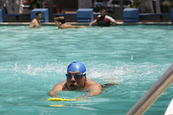 Debido al intenso calor, la mayoría de personas prefiere asistir a una piscina o balneario para refrescarse. (Foto Prensa Libre: Pablo Raquec)