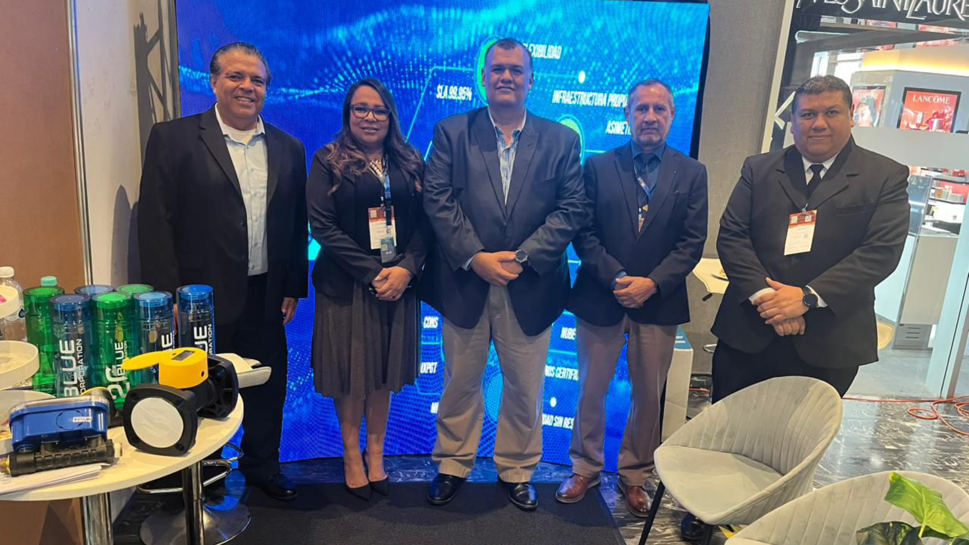 Equipo Comercial de Blue Corporation durante la Expo Real Estate Guatemala.