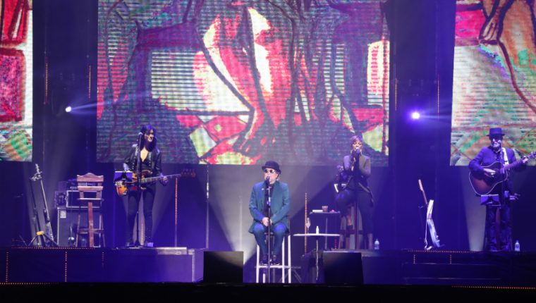El cantautor español Joaquín Sabina le cantó a los guatemaltecos en Explanada Cayalá. (Foto Prensa Libre: Keneth Cruz)