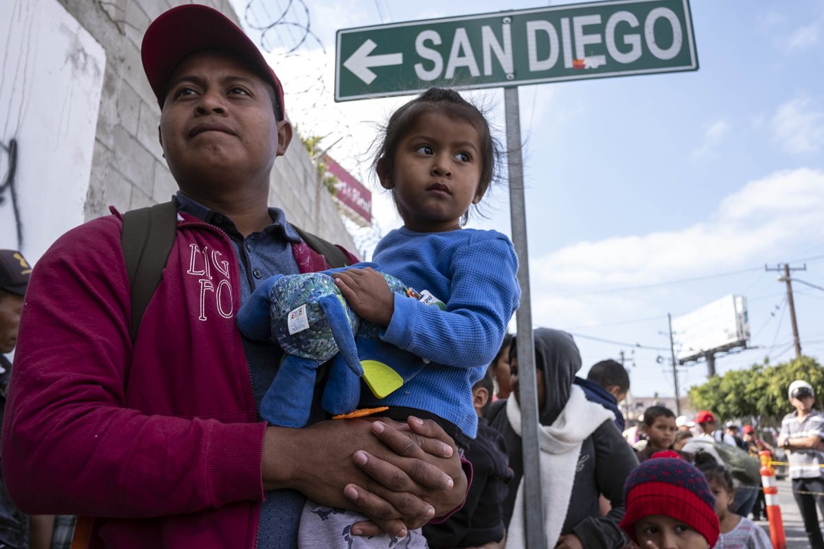 Los inmigrantes centroamericanos que viajan en la caravana esperan asesoramiento legal, en Tijuana, Estado de Baja California, México. (Foto Prensa Libre:AFP).