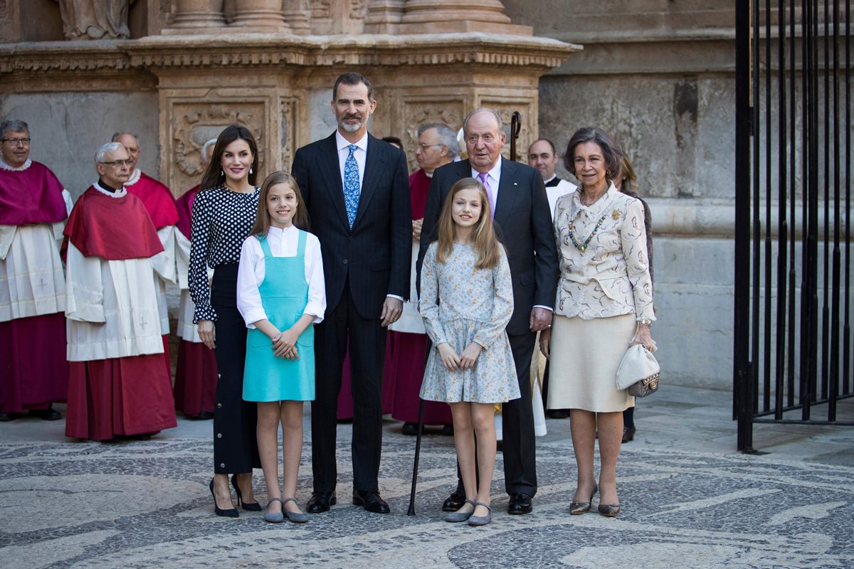 La familia real saliendo de la misa de Pascua en Mallorca, España. (Foto Prensa Libre: AFP)