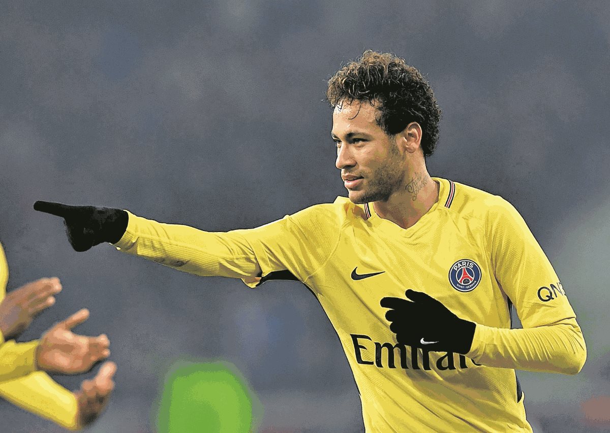 El astro brasileño se recupera de una fractura del quinto metatarso del pie derecho, que sufrió en febrero pasado. (Foto Prensa Libre: AFP).