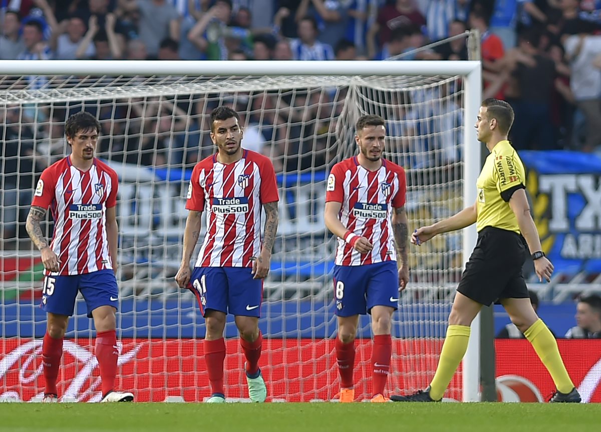Stefan Savic, Ángel Correa y Saul Niguez se lamentan luego de terminar con la derrota. (Foto Prensa Libre: AFP)