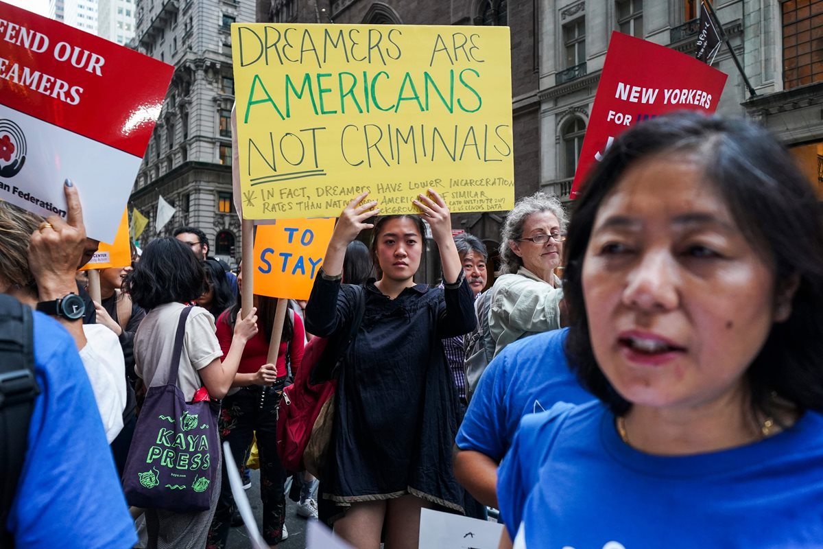Líderes y activistas protestan en Nueva York contra las políticas migratorias de Trump. (Foto Prensa Libre: AFP)