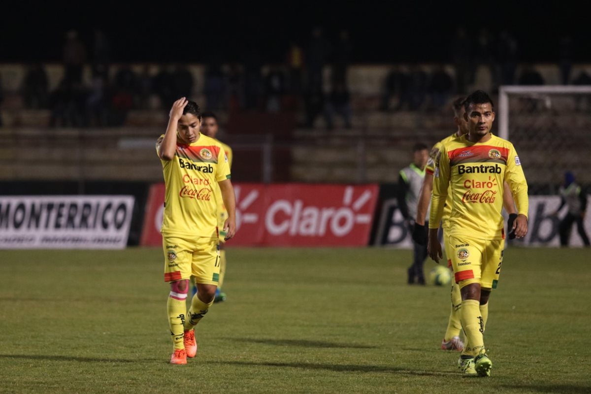 Los jugadores de Marquense no podían creer que recibieron un gol de último minuto que casi les condena a la Primera División. (Foto Prensa Libre: Raúl Juárez)