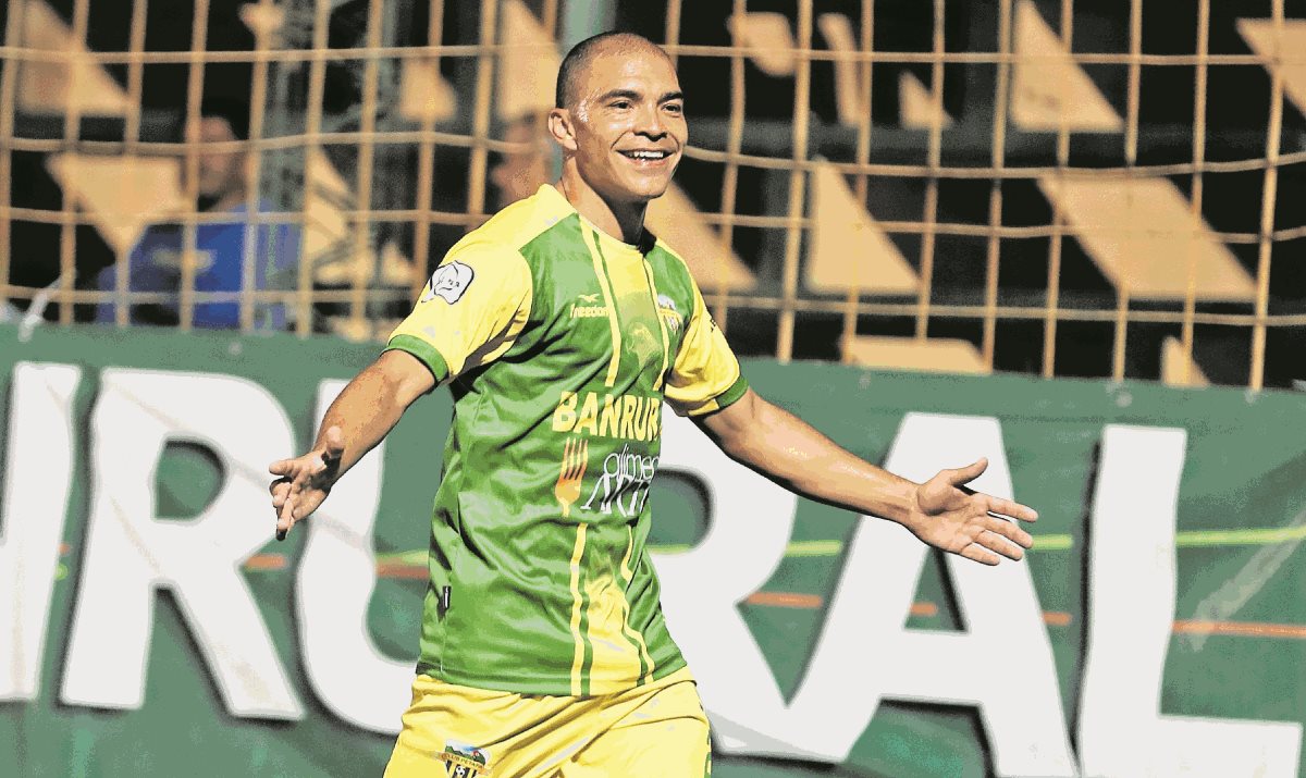 El brasileño Janderson Pereira marcó el 2-0 para el Deportivo Petapa en la victoria sobre Xelajú MC. (Foto Prensa Libre: Hemeroteca)