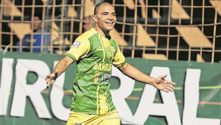 El brasileño Janderson Pereira marcó el 2-0 para el Deportivo Petapa en la victoria sobre Xelajú MC. (Foto Prensa Libre: Hemeroteca)