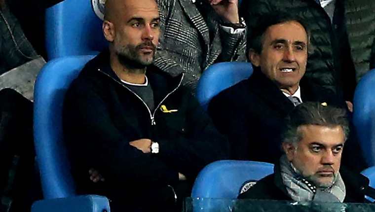 El técnico español Pep Guardiola fue expulsado por reclamarle al árbitro. (Foto Prensa Libre: EFE)