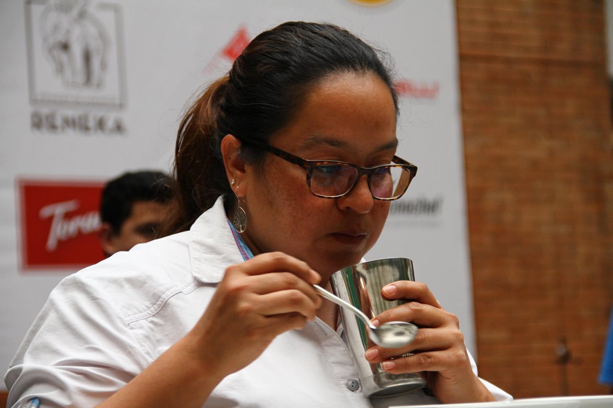 Dulce Barrera elegida como mejor catadora de café por segundo año consecutivo. (Foto Prensa Libre: Anacafé)