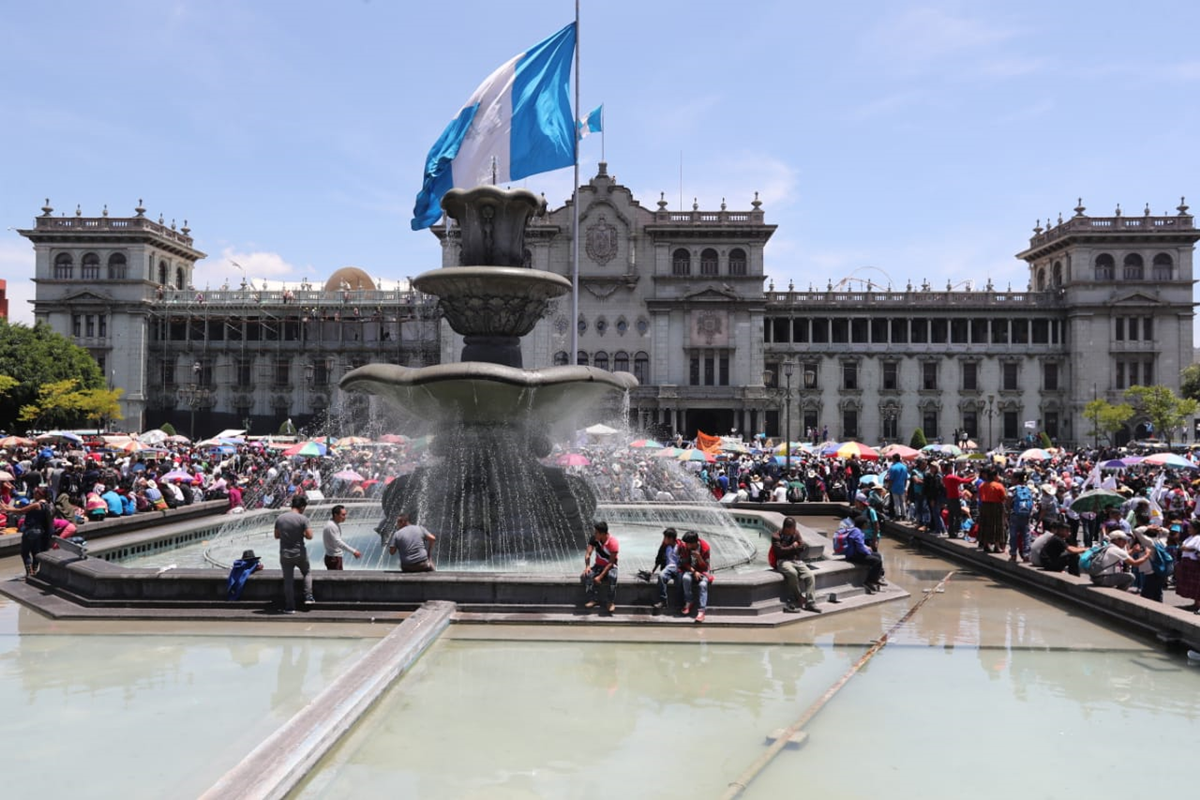 Los manifestantes llegaron hasta la Plaza de la Constitución. (Foto Prensa Libre: Estuardo Paredes).