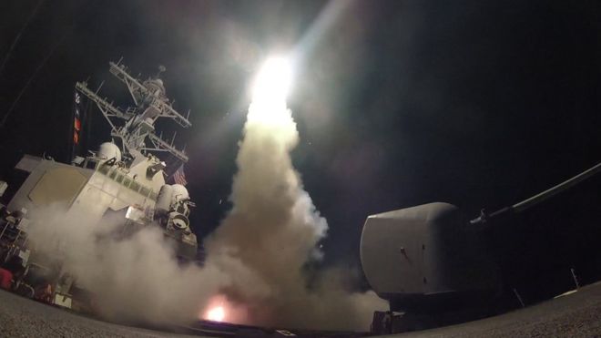 En abril de 2017 Estados Unidos lanzó 59 misiles contra la base aérea de Al Shayrat en respuesta a un ataque con armas químicas por parte del gobierno de Siria. EPA