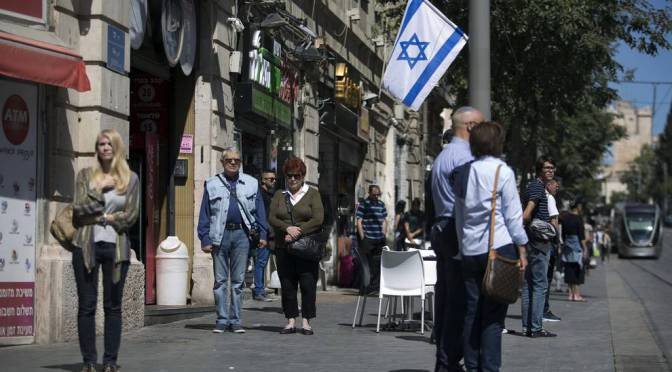 Horan a víctimas del Holocausto. (Foto Prensa Libre: EFE)