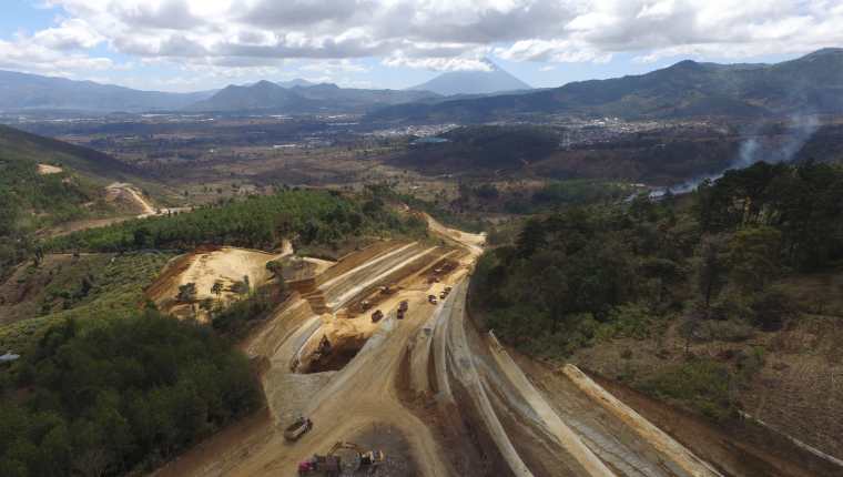 La construcción del Libramiento de Chimaltenango avanza luego de que propietarios de terrenos permitieran el ingreso de maquinaria. (Foto Prensa Libre: Víctor Chamalé)