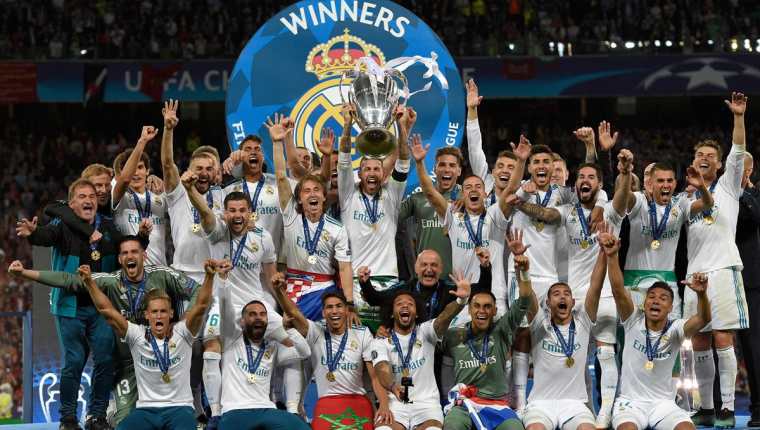 Sergio Ramos levanta la décimo tercera copa de Europa del Real Madrid, luego de imponerse al Liverpool. (Foto Prensa Libre: AFP)