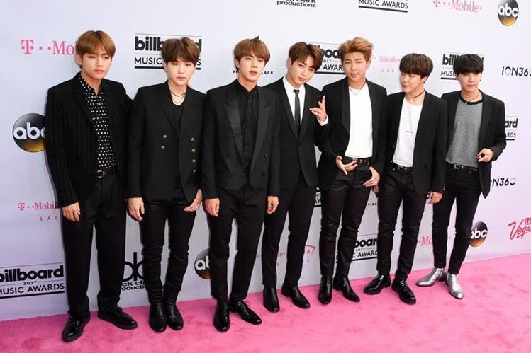 La agrupación de K-Pop, BTS, en la alfombra rosa de los premios Billboards 2017. (Foto Prensa Libre: AFP).