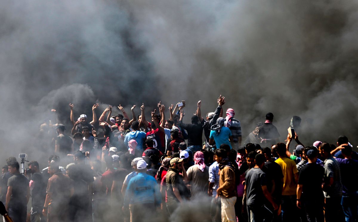 La inauguración de la embajada de EE. UU. en Jerusalén desencadenó una multitudinaria protesta en la Franja de Gaza. (Foto Prensa Libre: AFP)