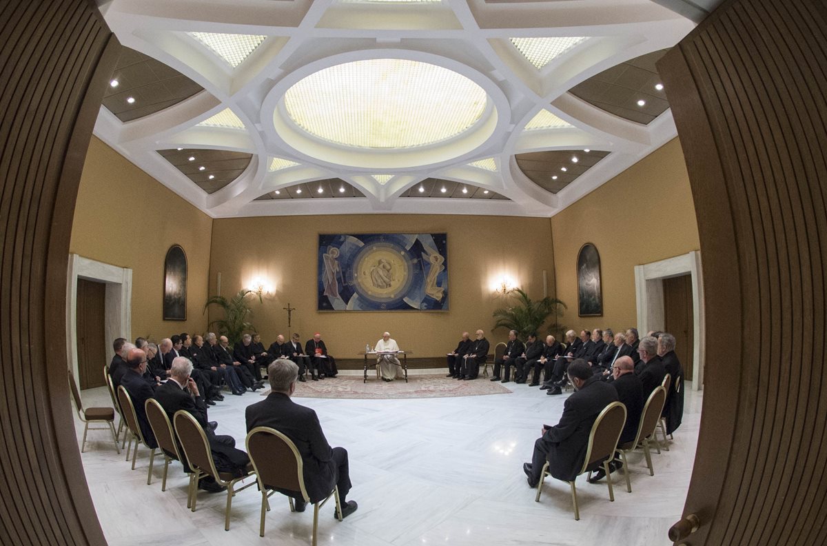 Los obispos chilenos sostuvieron tres días de reuniones con el papa Francisco, previo a tomar la decisión de dimitir de sus nombramientos. (Foto Prensa Libre: AFP)
