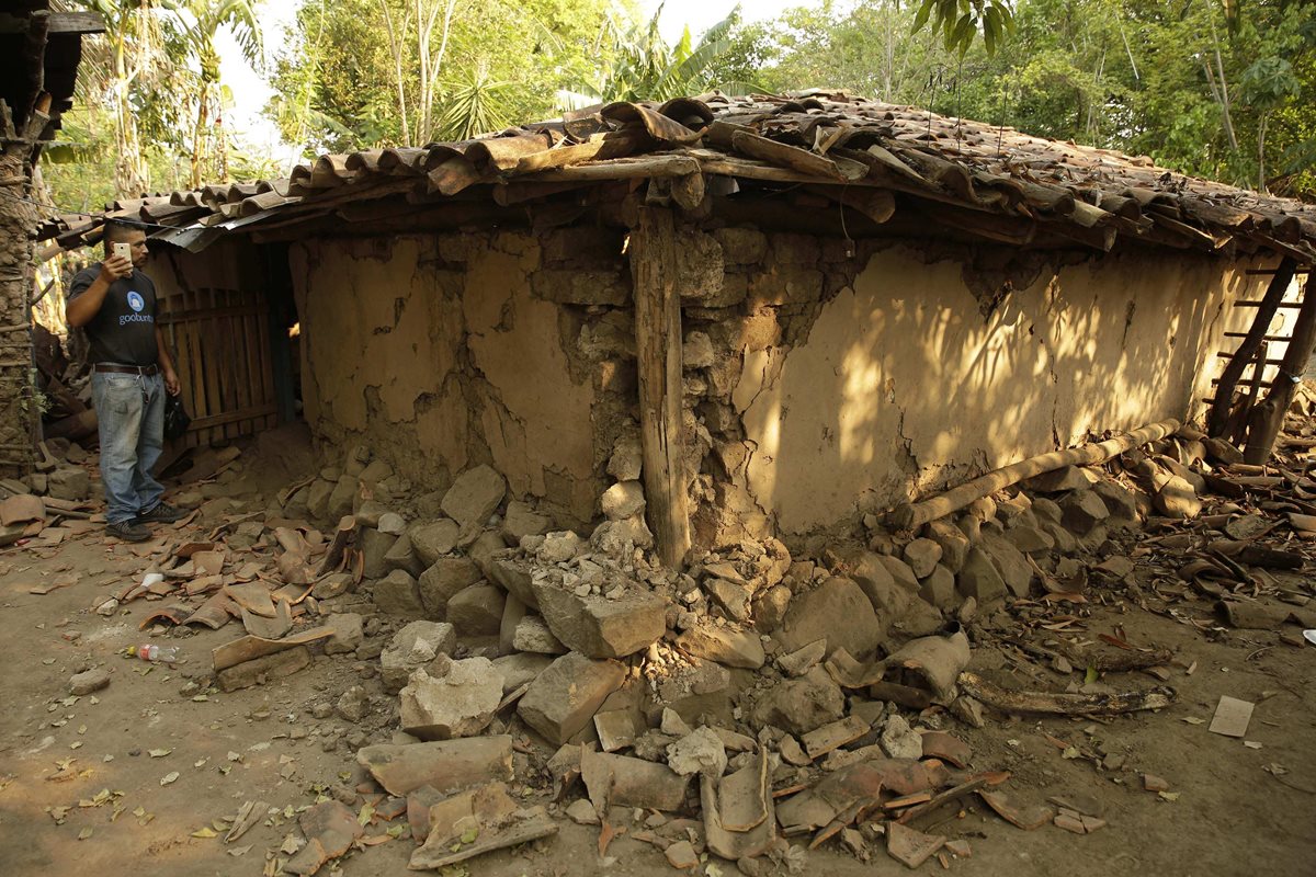 Un salvadoreño permanece junto a los escombros de su vivienda dañada por la serie de sismos en Chirilagua, El Salvador. (Foto Prensa Libre:EFE).