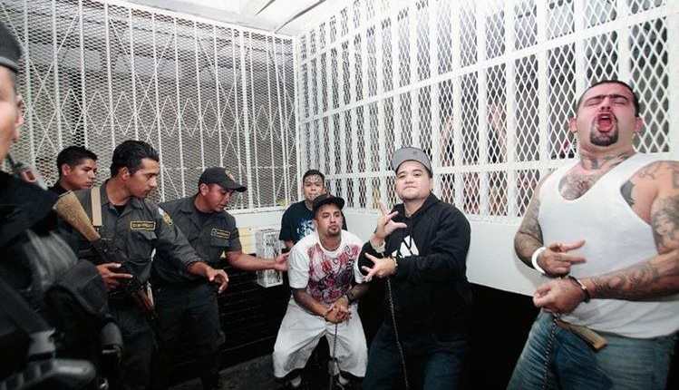 Pandilleros guatemaltecos fueron trasladados a Torre de Tribunales luego de ser capturados. (Foto Prensa Libre: Hemeroteca PL)