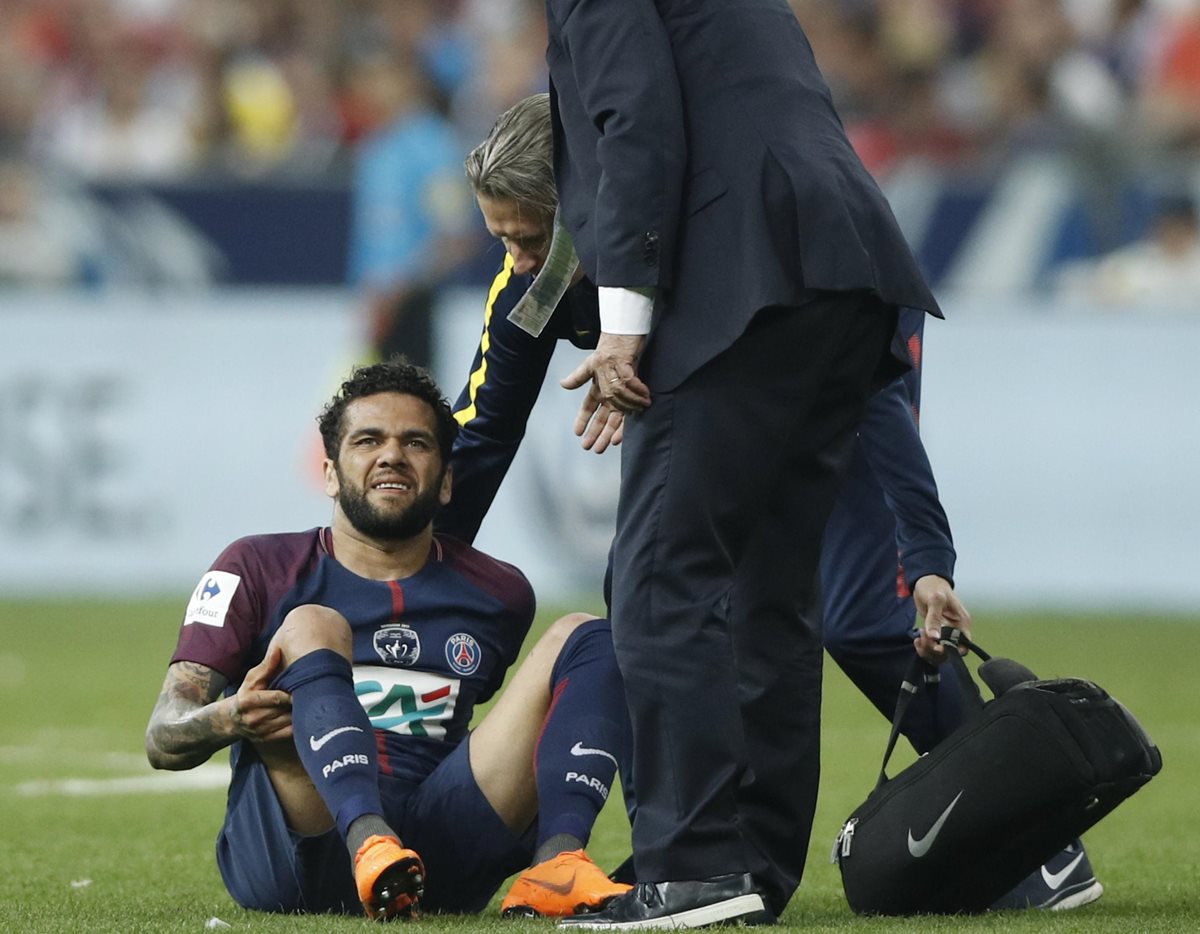 Dani Alves tendrá que esperar tres semanas para recuperarse. (Foto Prensa Libre: AFP)
