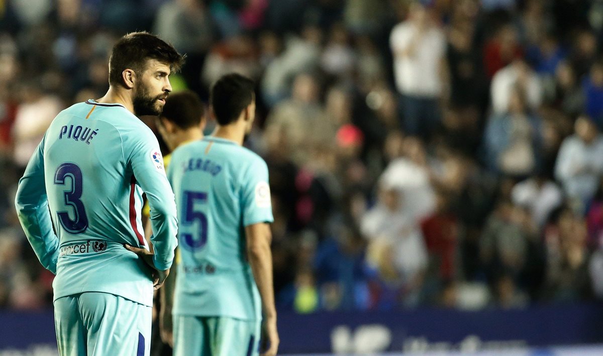 Piqué no puede creer que el Levante le haya anotado a su equipo cinco goles en cuestión minutos. (Foto Prensa Libre: EFE)