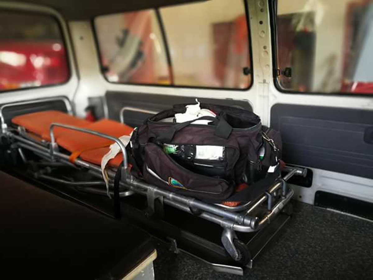 Esta es la ambulancia en donde se perpetró el robo. (Foto Prensa Libre: Ángel Julajuj)