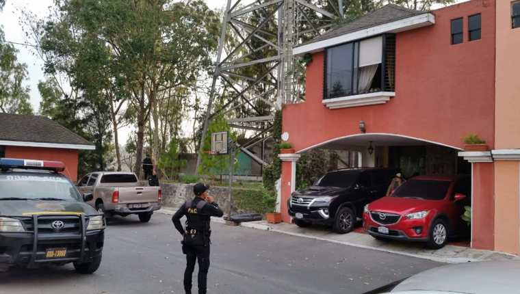 Agentes de la PNC resguardan una de las viviendas allanadas durante operativos del MP y la Cicig en varios puntos de la capital. (Foto Prensa Libre)