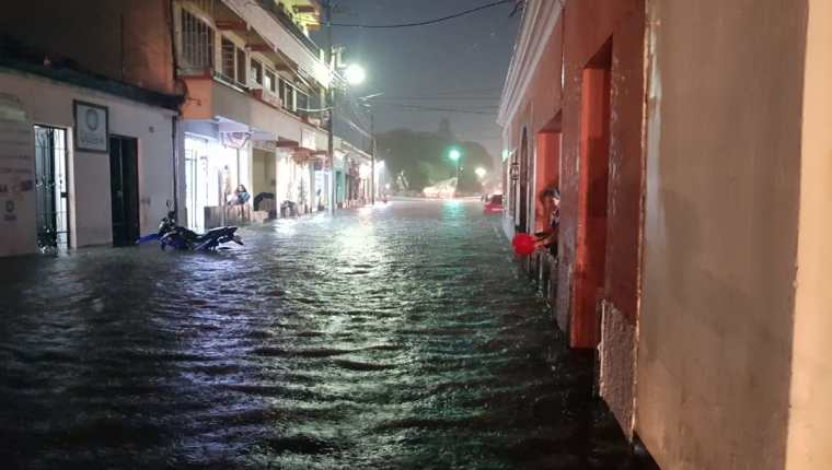 En la zona 1 de Xela el agua subió de nivel, por lo que varias calles quedaron anegadas. (Foto Prensa Libre: Cortesía Conred)