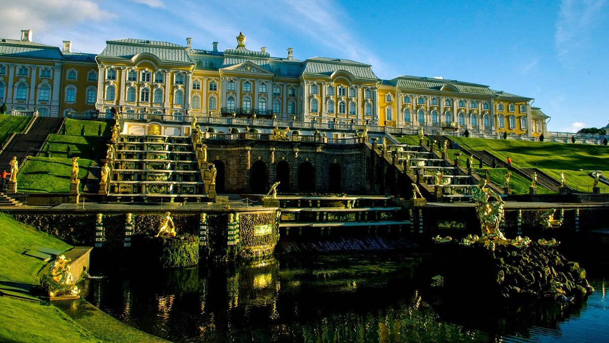 El Palacio Peterhof fue residencia de los zares hasta la Revolución de Octubre de 1917. Foto Prensa Libre: Pixabay.com