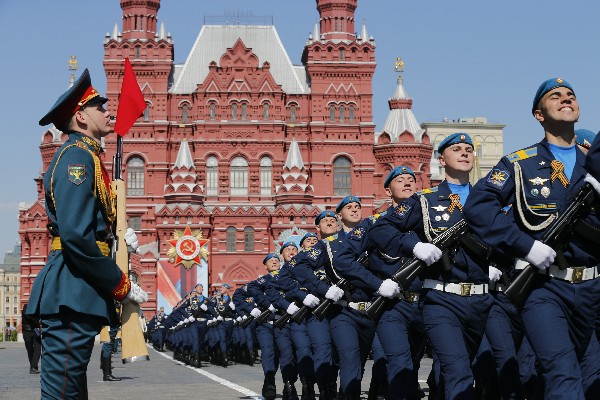 Soldados participan en el desfile militar del día de la Victoria en Moscú. (Foto Prensa Libre: AFP)
