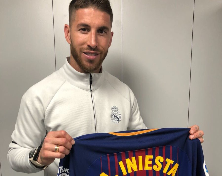 Sergio Ramos tiene la última camiseta de Iniesta en un clásico