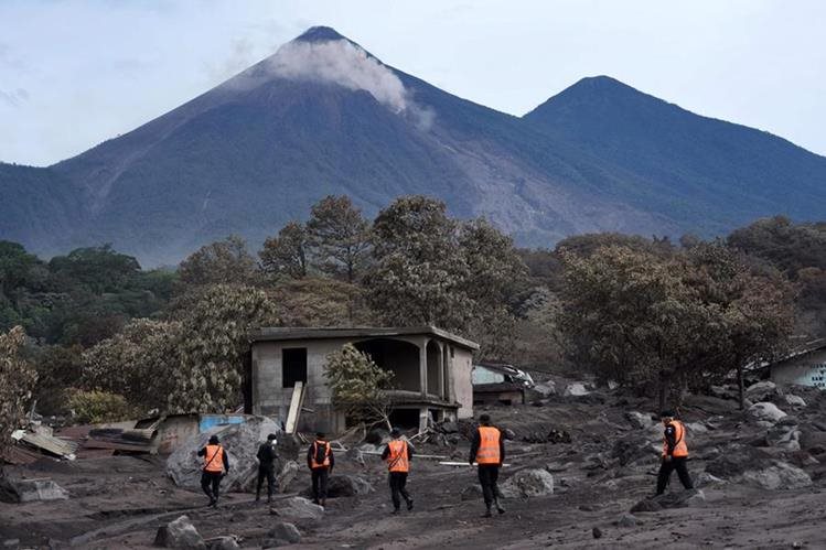 Embajadas, organismos financieros y empresas han realizado aportes monetarios para atender la emergencia por la erupción del Volcán de Fuego. (Foto Prensa Libre: Hemeroteca)