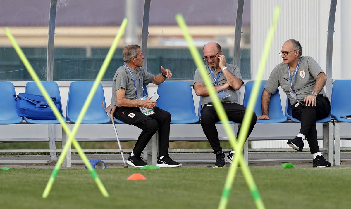 Óscar Tábarez (izquierda), entrenador de la Selección de Uruguay. (Foto Prensa Libre: EFE)