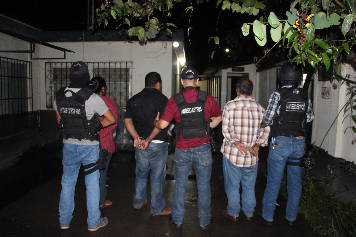 El supuesto secuestrado se conducía en un vehículo con la mujer que cobró el rescate y otra persona más. (Foto Prensa Libre: PNC)