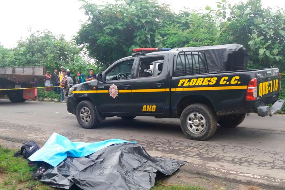 Los cadáveres fueron hallados a unos cinco metros del microbús. (Foto Prensa Libre: Cortesía)
