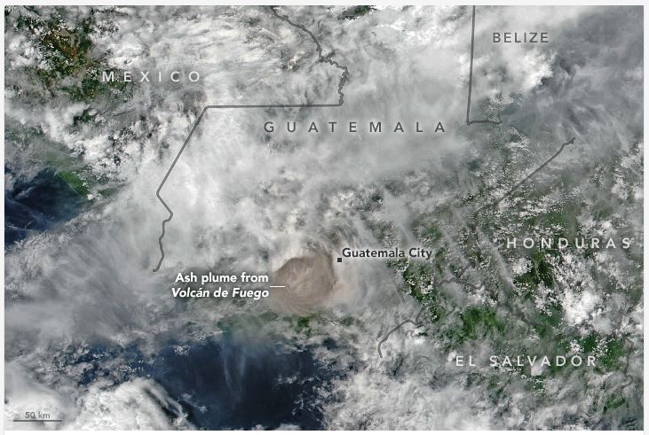 Esta imagen muestra que la columna de flujo piroclástico alcanzó 15 kilómetros de altura. (Foto Prensa Libre: earthobservatory.nasa.gov)