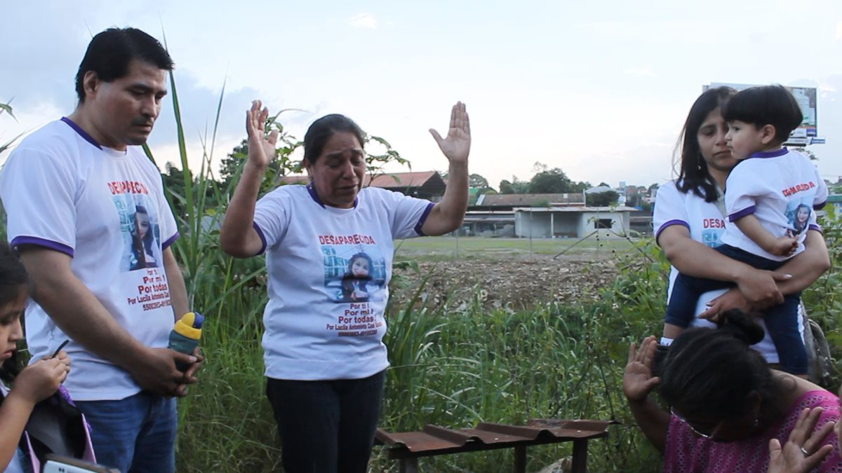 Parientes de Lucecita ruegan por su pronta aparición, en las cercanías del Puente El Arco, donde la joven de 25 años desapareció hace un año. (Foto Prensa Libre: Eduardo Sam Chun)