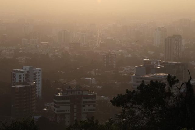 Si bien este fenómeno ocurre cada año y es normal, las personas pueden prevenir los efectos negativos en la salud. (Foto Prensa Libre: Hemeroteca PL)