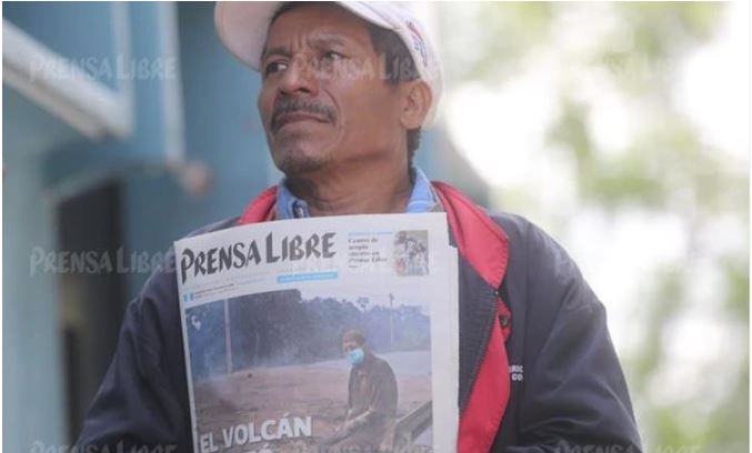 Jorge Hernández brinda detalles de la vida de su padre Concepción Hernandez, quien murió en la tragedia que originó el Volcán de Fuego. (Foto Prensa Libre: Érick Ávila)