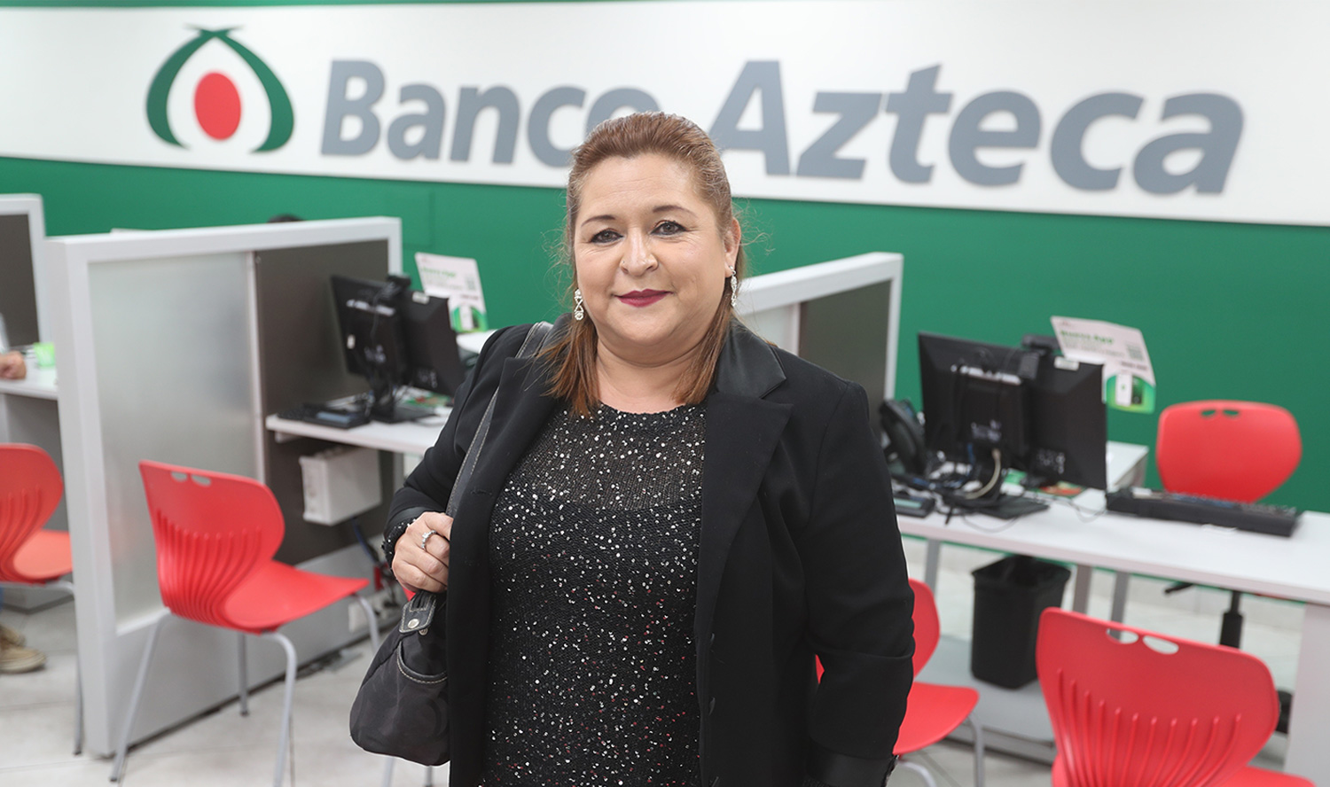 Albertina López Pérez, cliente frecuente de cobros de remesas de Banco Azteca. (Foto: Erick Avila)