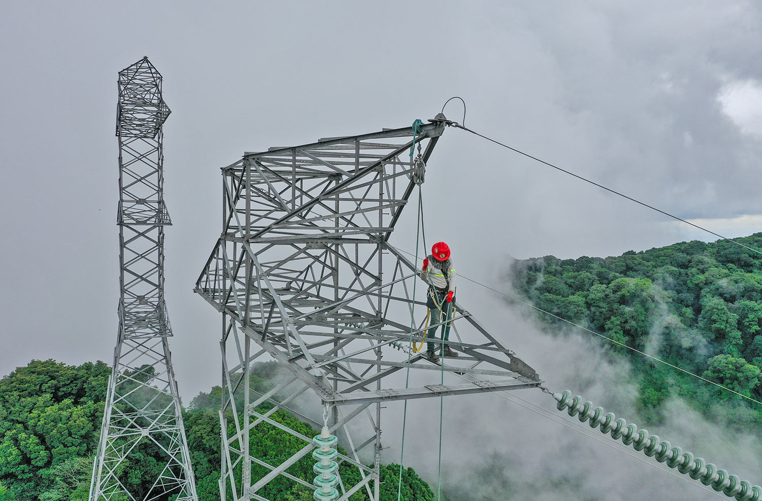 Contratista de Trecsa realizando trabajos a 80 metros de altura. (Foto: Trecsa)