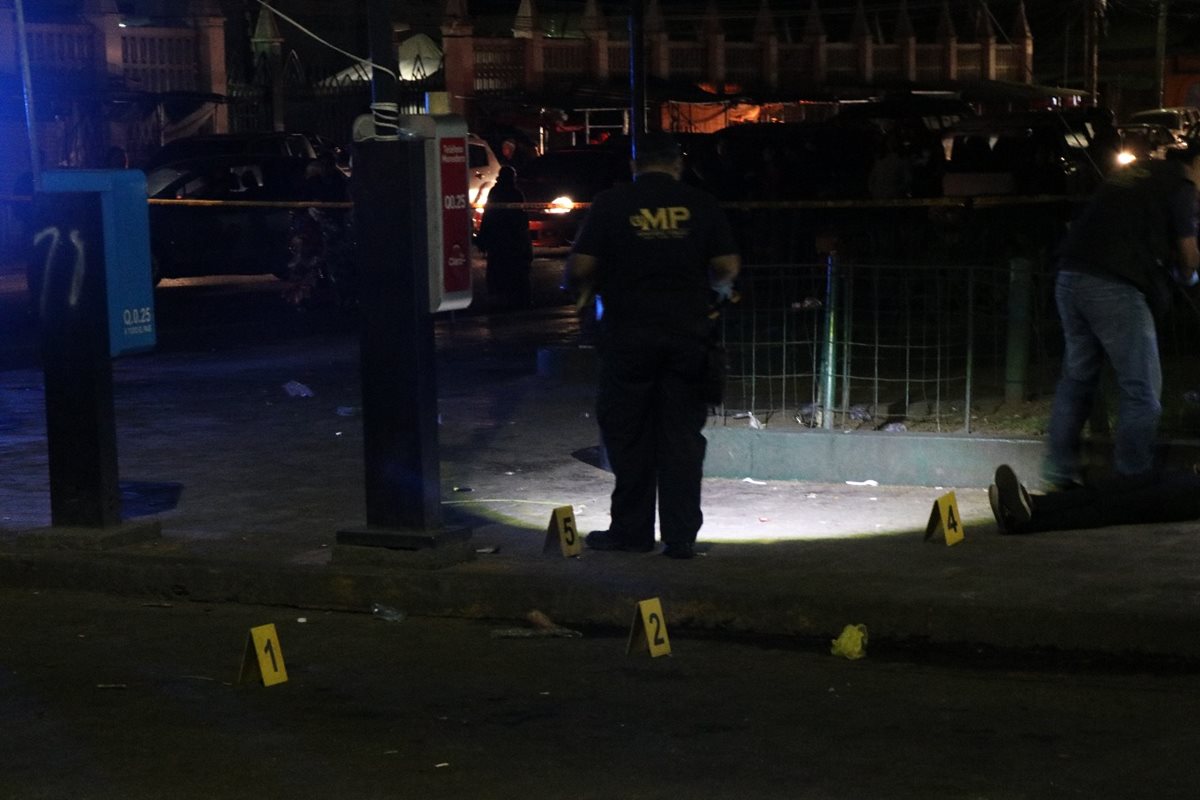 Un investigador del Ministerio Pùblico revisa el área donde un presunto sicario mató a balazos esta noche a una adolescente en el Parque a Benito Juárez. (Foto Prensa Libre: Maria José Longo) 